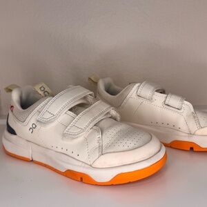 On THE ROGER Kids' Tennis Shoe – Ivory / Orange – Size 13C